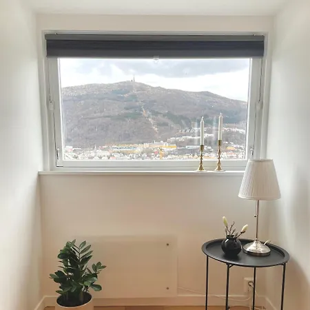 Leilighet Lovely With A View, Garden And Parking
